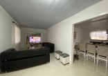 Linda casa com piscina .