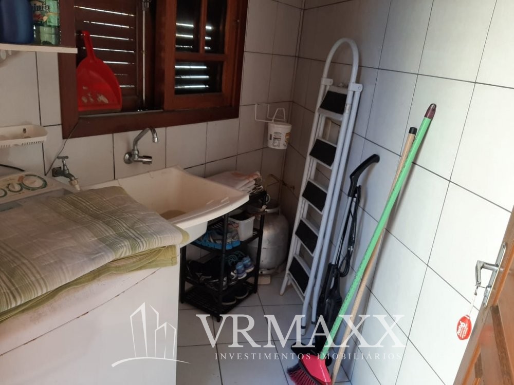 LINDA CASA  A 100 METROS DA PRAIA DE ZIMBROS