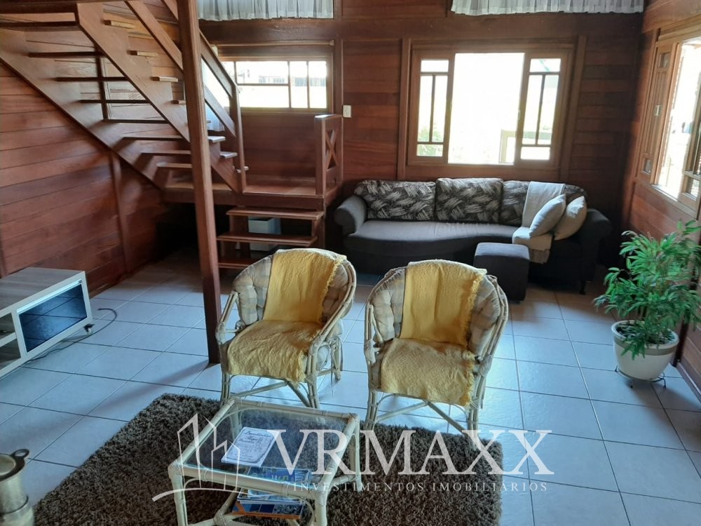 LINDA CASA  A 100 METROS DA PRAIA DE ZIMBROS