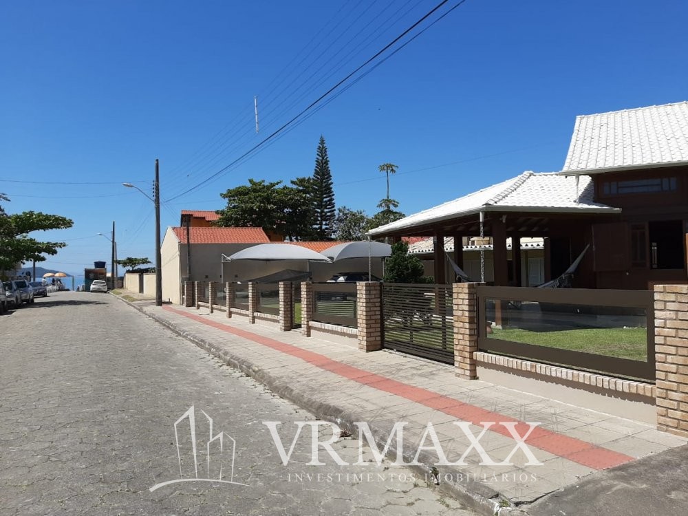 LINDA CASA  A 100 METROS DA PRAIA DE ZIMBROS