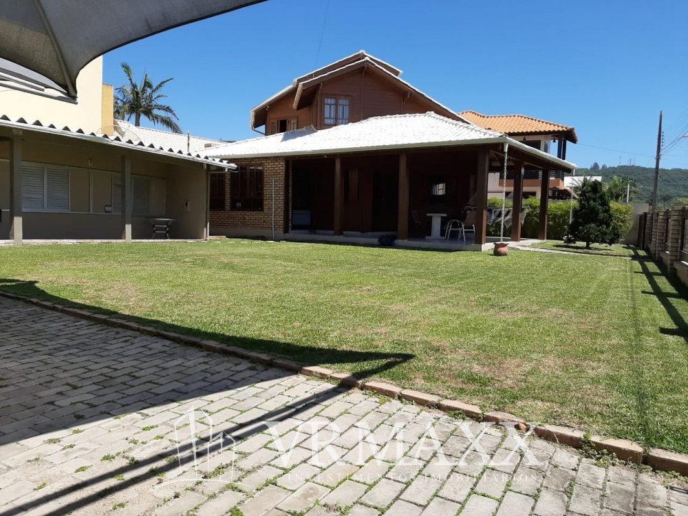 LINDA CASA  A 100 METROS DA PRAIA DE ZIMBROS