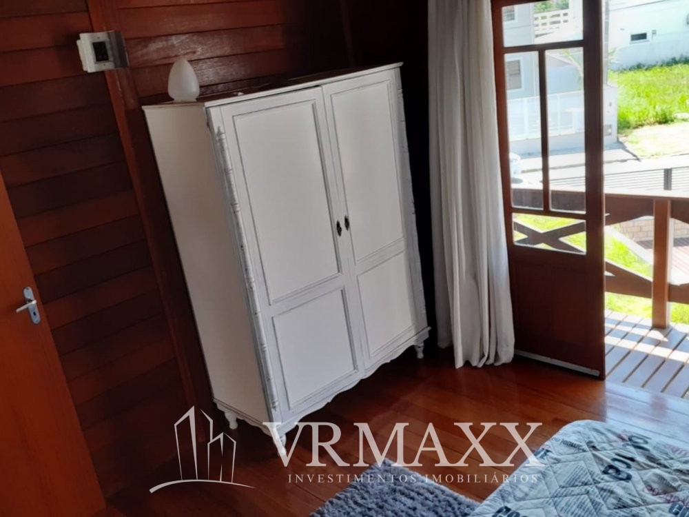 LINDA CASA  A 100 METROS DA PRAIA DE ZIMBROS