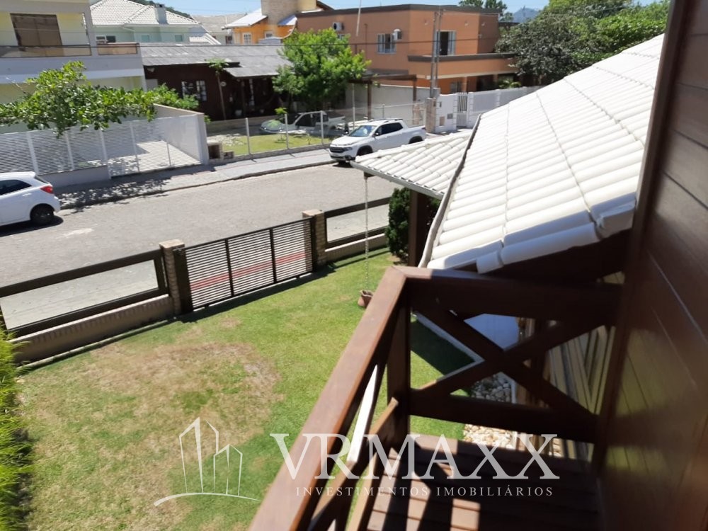 LINDA CASA  A 100 METROS DA PRAIA DE ZIMBROS