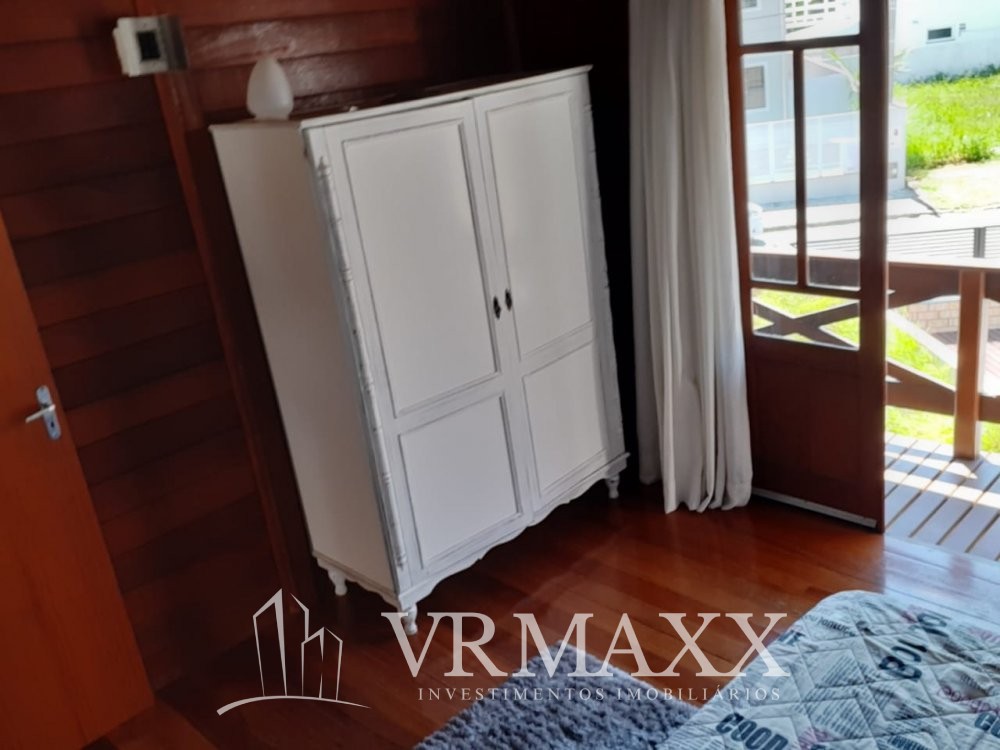 LINDA CASA  A 100 METROS DA PRAIA DE ZIMBROS