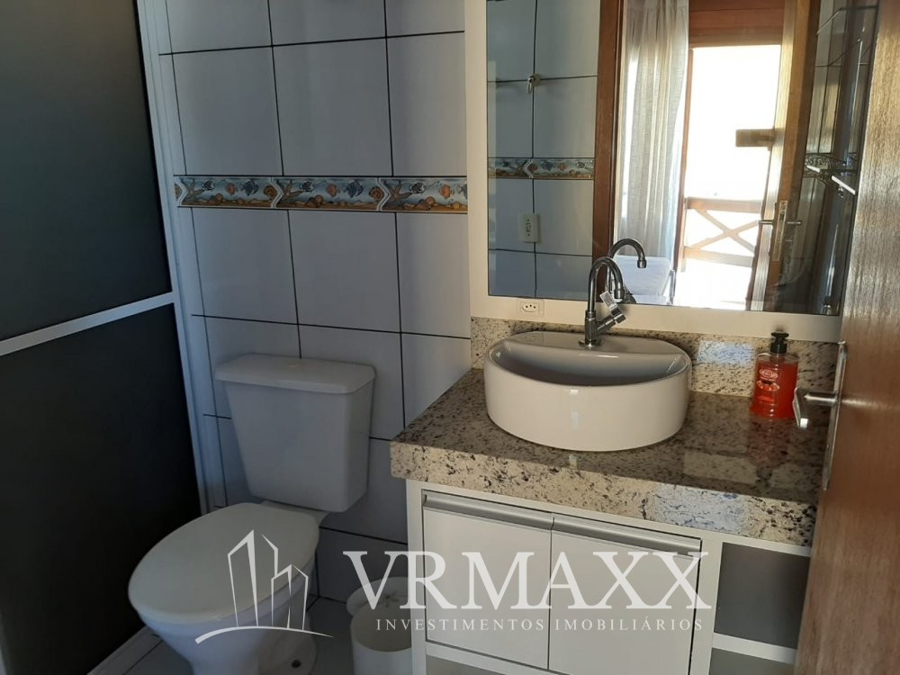 LINDA CASA  A 100 METROS DA PRAIA DE ZIMBROS
