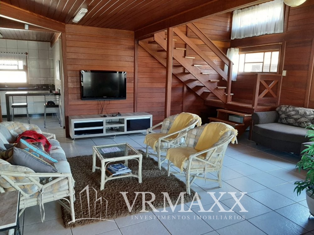LINDA CASA  A 100 METROS DA PRAIA DE ZIMBROS