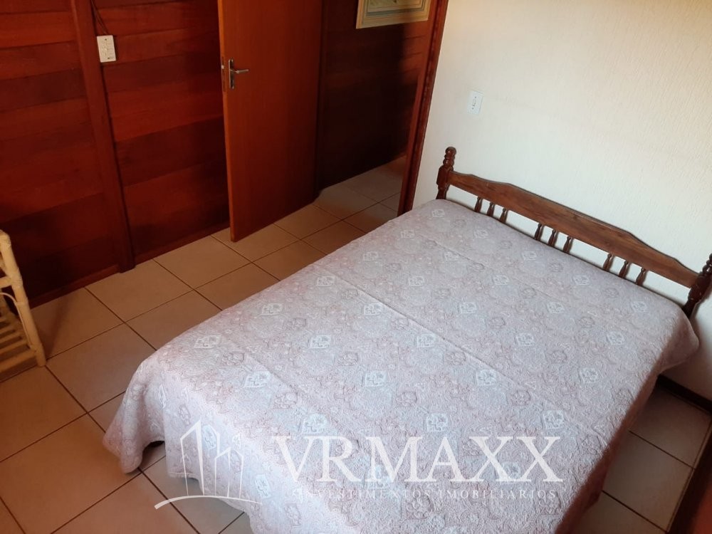 LINDA CASA  A 100 METROS DA PRAIA DE ZIMBROS