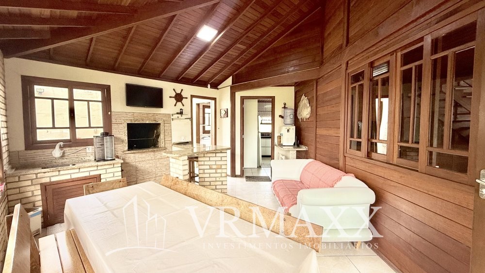 LINDA CASA  A 100 METROS DA PRAIA DE ZIMBROS