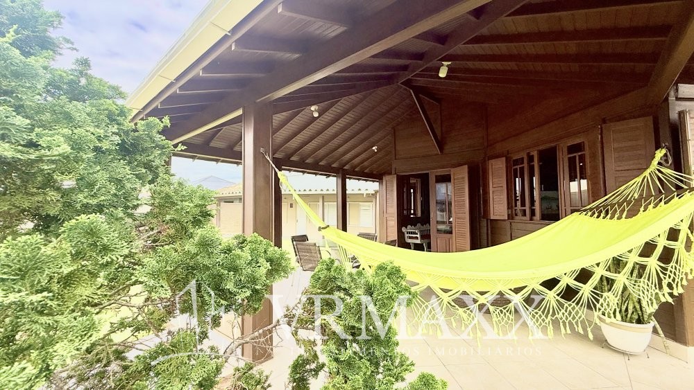 LINDA CASA  A 100 METROS DA PRAIA DE ZIMBROS