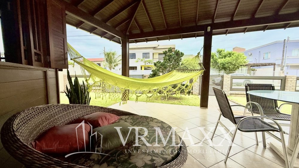 LINDA CASA  A 100 METROS DA PRAIA DE ZIMBROS