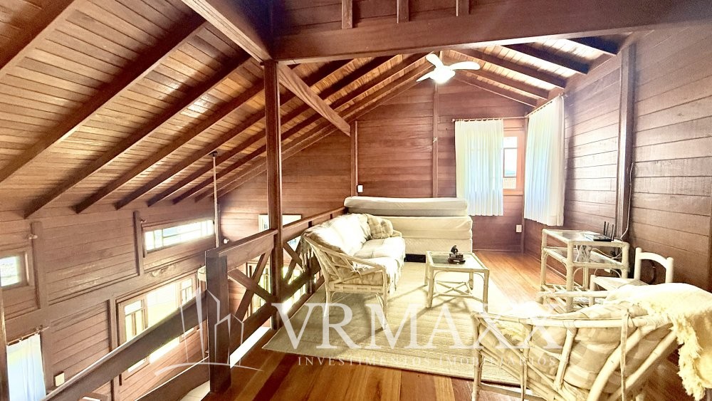 LINDA CASA  A 100 METROS DA PRAIA DE ZIMBROS