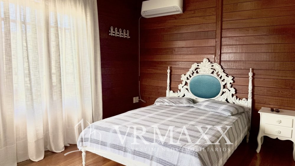 LINDA CASA  A 100 METROS DA PRAIA DE ZIMBROS