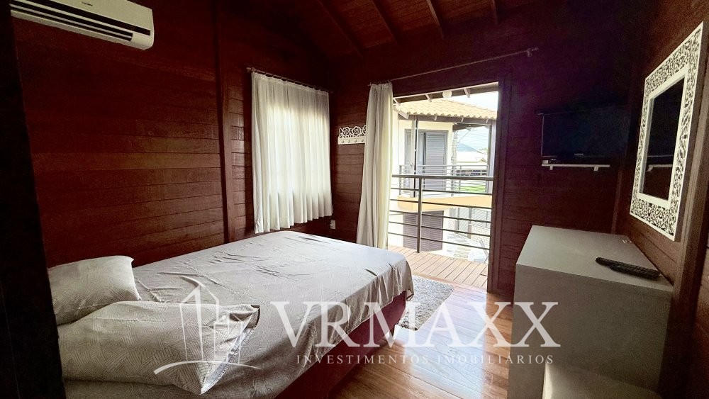 LINDA CASA  A 100 METROS DA PRAIA DE ZIMBROS