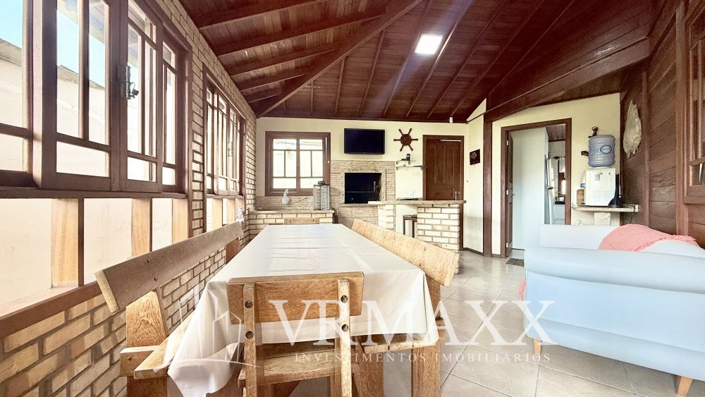 LINDA CASA  A 100 METROS DA PRAIA DE ZIMBROS