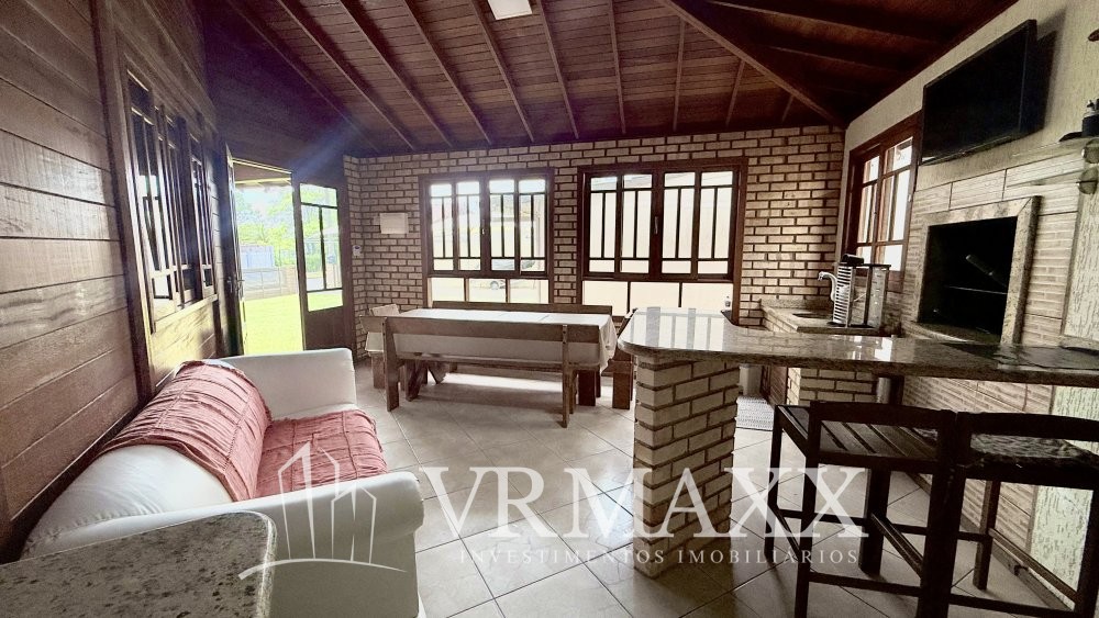 LINDA CASA  A 100 METROS DA PRAIA DE ZIMBROS