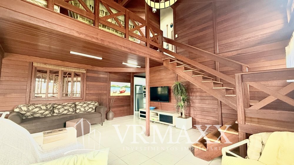 LINDA CASA  A 100 METROS DA PRAIA DE ZIMBROS