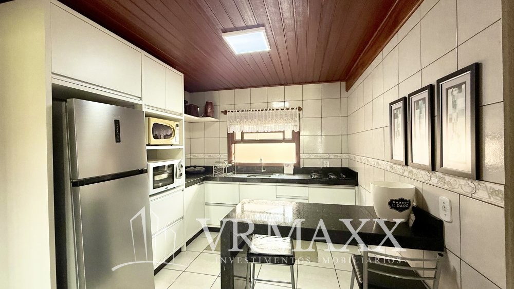 LINDA CASA  A 100 METROS DA PRAIA DE ZIMBROS