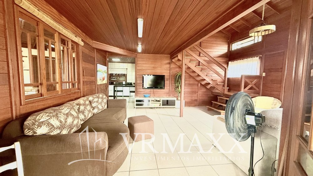 LINDA CASA  A 100 METROS DA PRAIA DE ZIMBROS