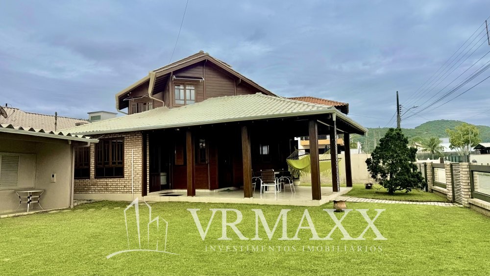 LINDA CASA  A 100 METROS DA PRAIA DE ZIMBROS