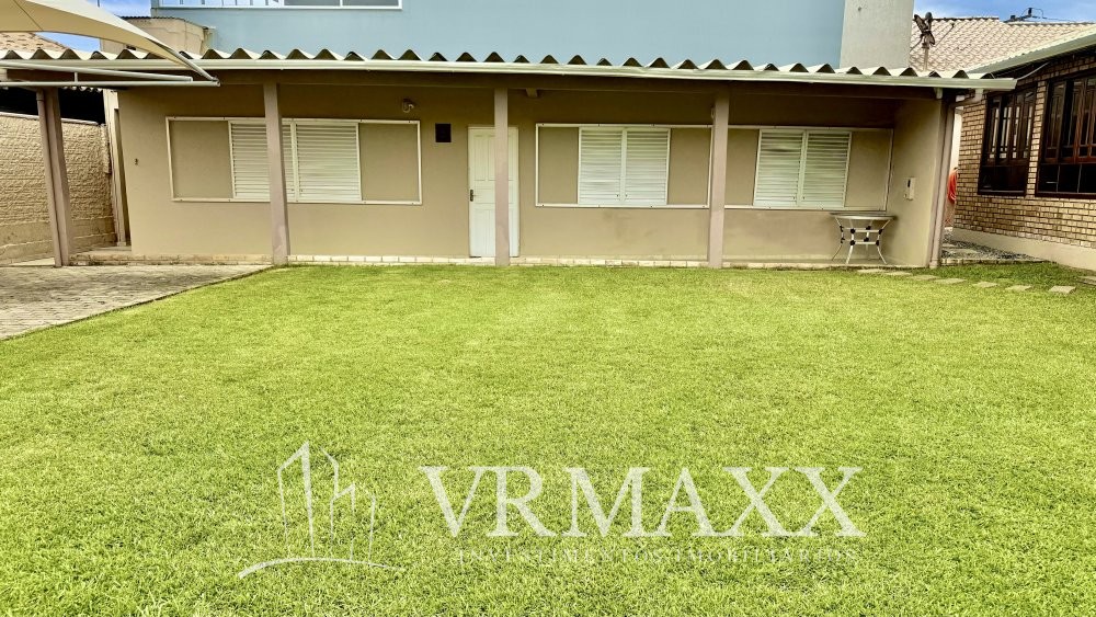 LINDA CASA  A 100 METROS DA PRAIA DE ZIMBROS