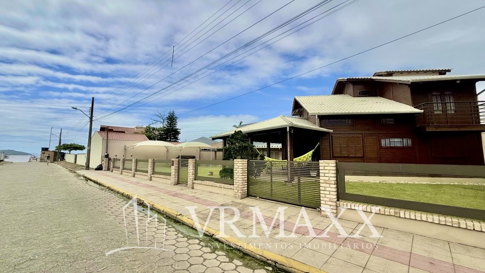 LINDA CASA  A 100 METROS DA PRAIA DE ZIMBROS