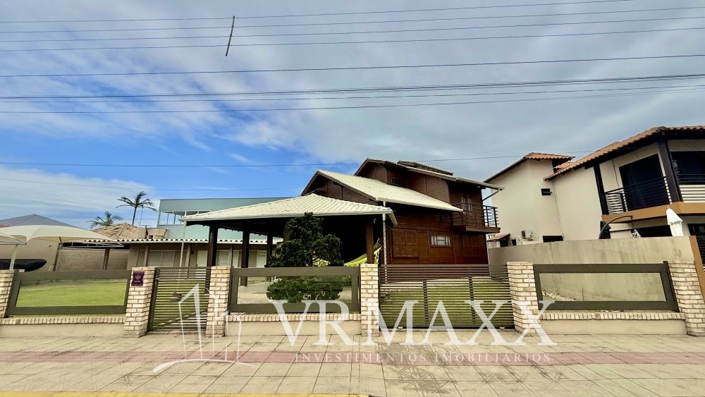 LINDA CASA  A 100 METROS DA PRAIA DE ZIMBROS