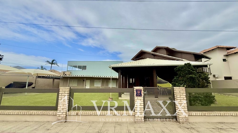 LINDA CASA  A 100 METROS DA PRAIA DE ZIMBROS