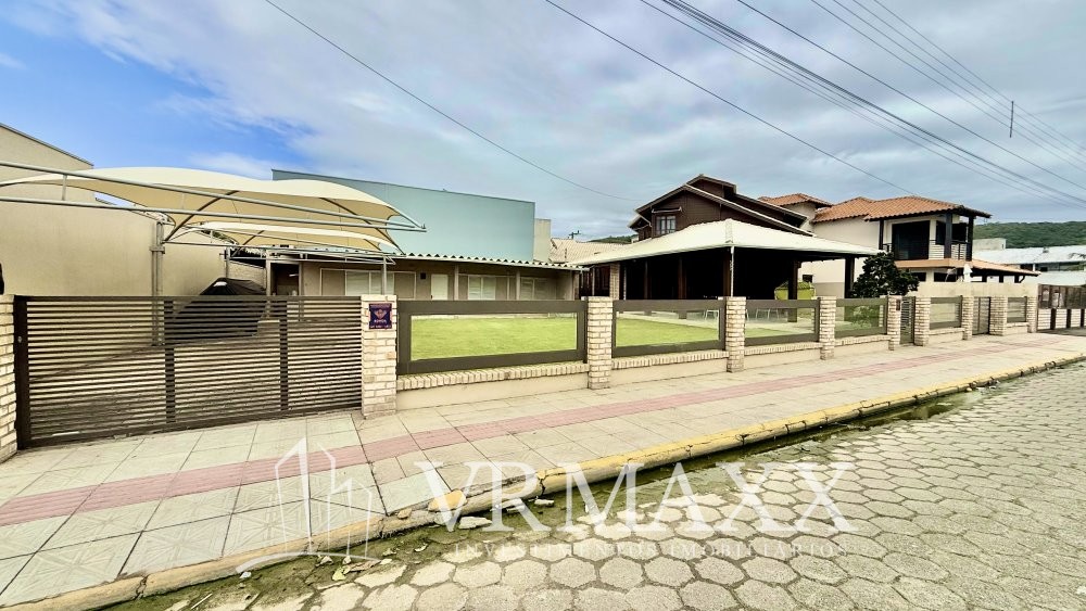 LINDA CASA  A 100 METROS DA PRAIA DE ZIMBROS