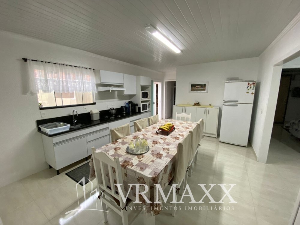 Linda casa com piscina .