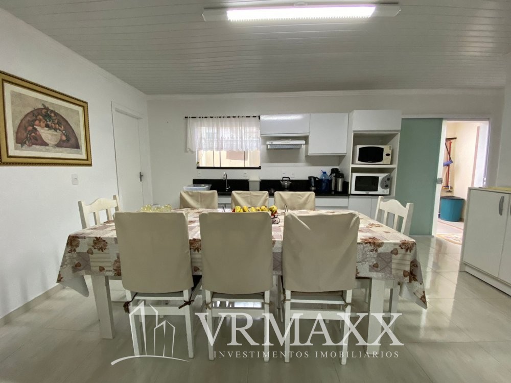 Linda casa com piscina .