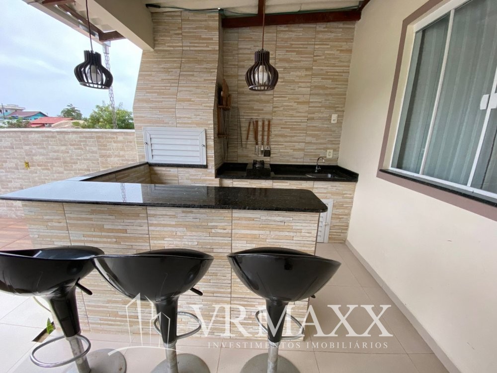 Linda casa com piscina .