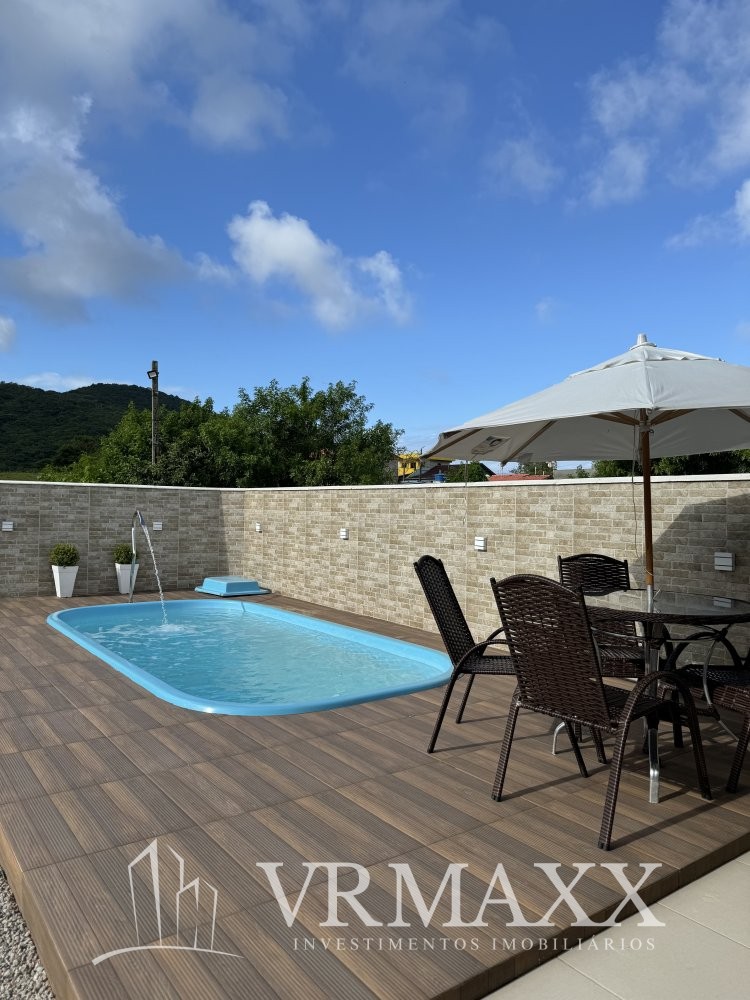 Linda casa com piscina .