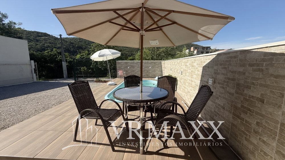 Linda casa com piscina .