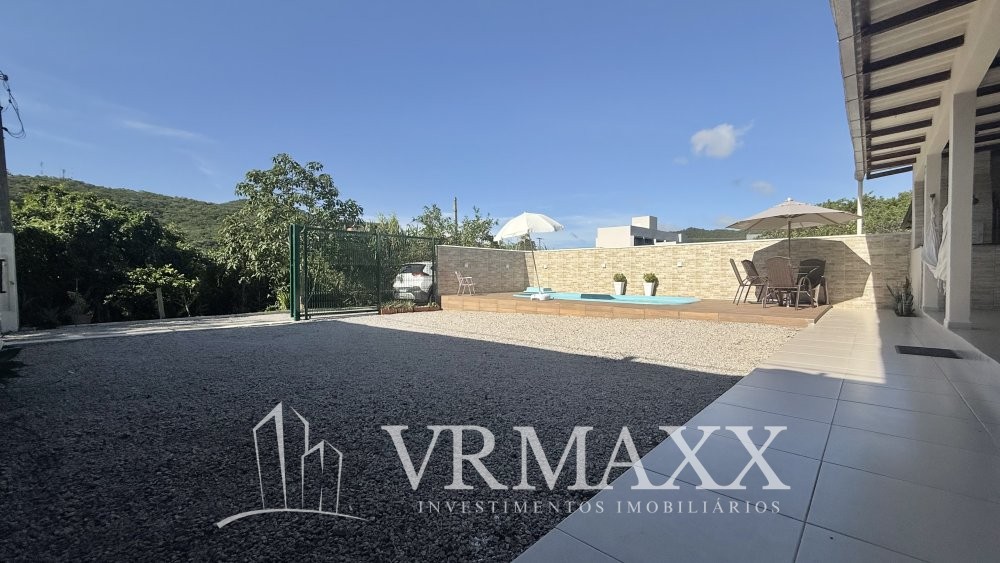 Linda casa com piscina .