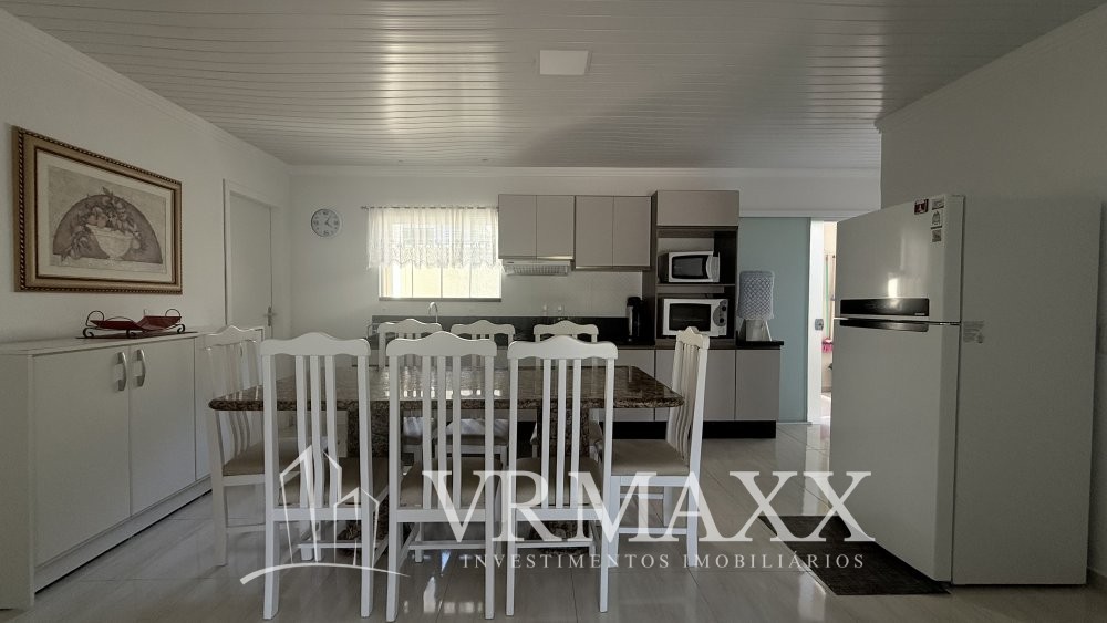 Linda casa com piscina .