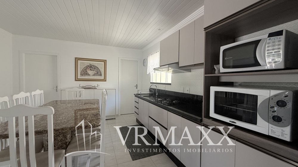 Linda casa com piscina .