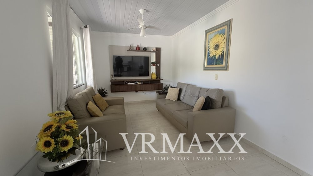 Linda casa com piscina .