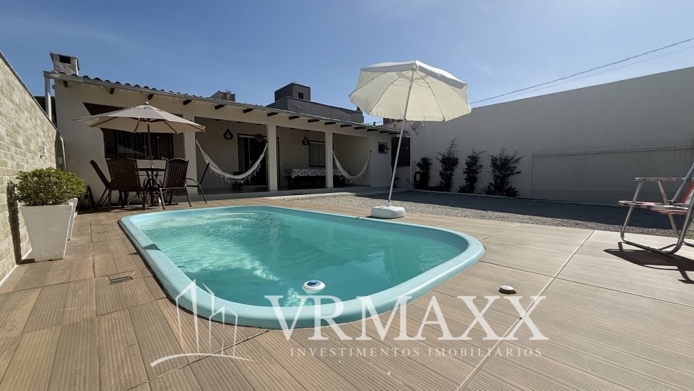 Linda casa com piscina .