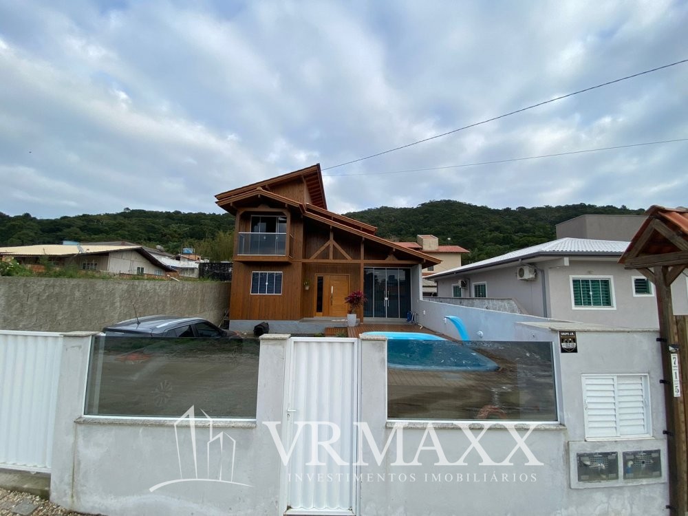 Linda Casa com Piscina 