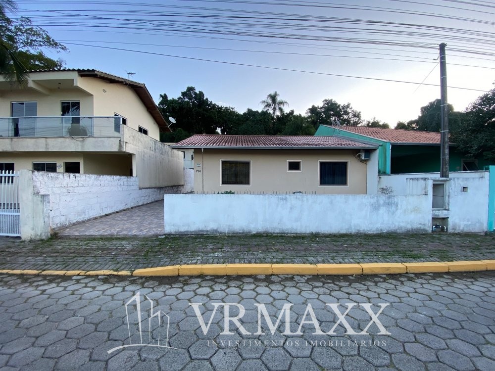 Casa com piscina a venda !