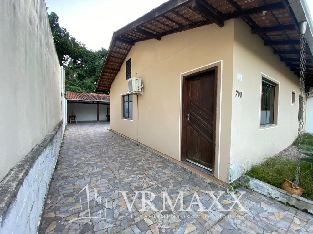 Casa com piscina a venda !