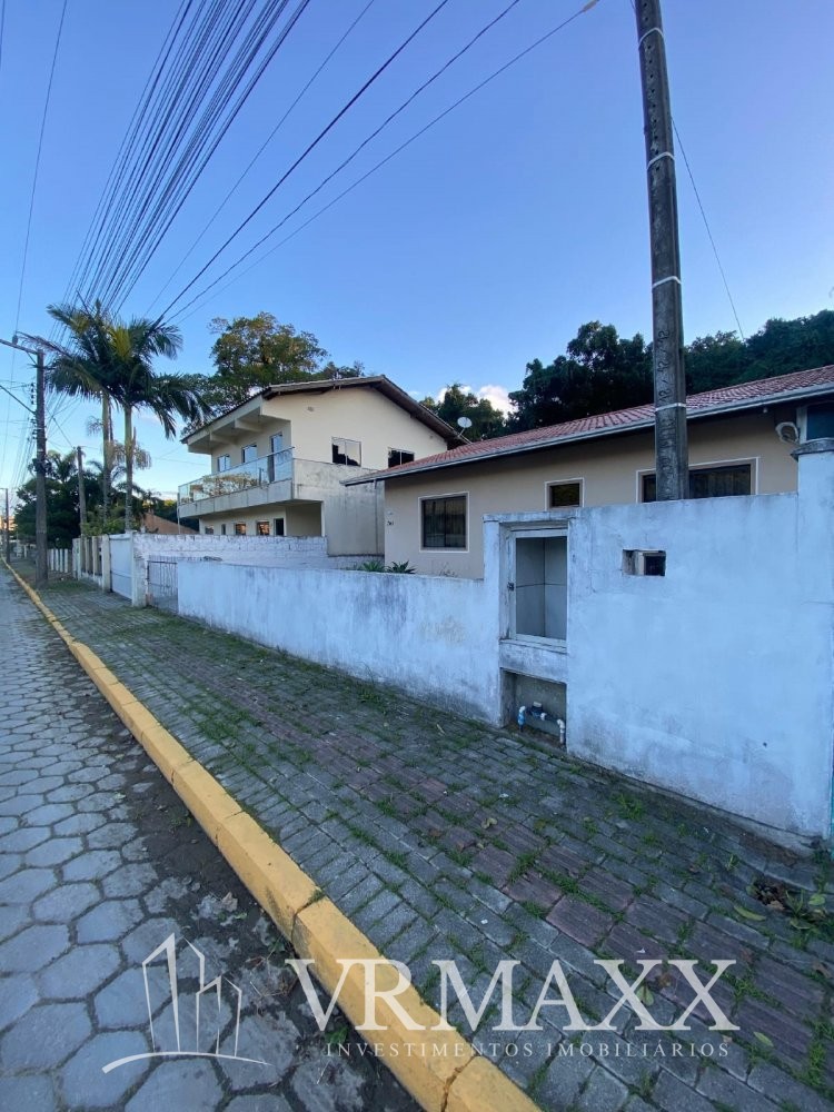 Casa com piscina a venda !